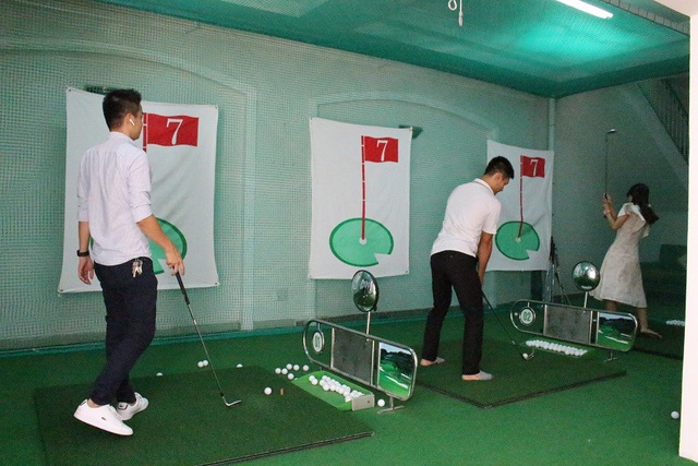 Độc đáo dịch vụ ngủ trưa cho dân văn phòng giữa Sài Gòn - 5 Ngoài ra, tại đây còn có khu tập Golf cho những người có nhu cầu