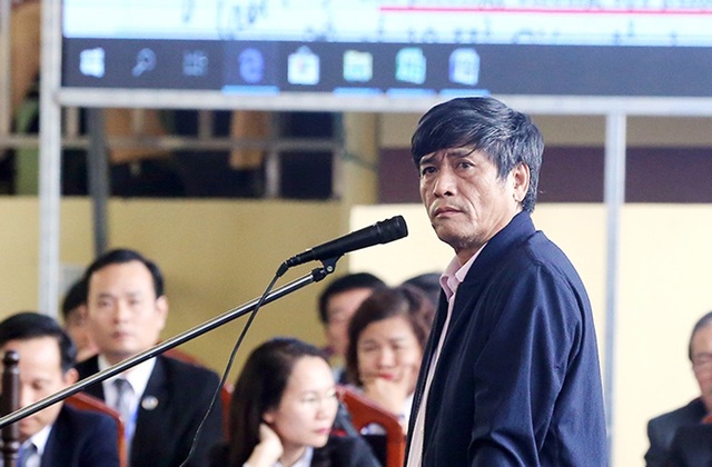 Án phạt của cựu tướng Phan Văn Vĩnh là lời cảnh tỉnh với cán bộ, công chức - 3 Bị cáo Nguyễn Thanh Hóa nhận án phạt 10 năm tù cùng tội danh với bị cáo Phan Văn Vĩnh và bị phạt bổ sung 100 triệu đồng.