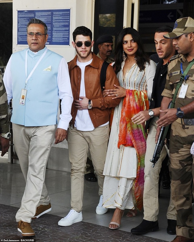 Hoa hậu thế giới chuẩn bị kết hôn với bạn trai kém 10 tuổi - 1
Priyanka Chopra, 36 tuổi và chồng sắp cưới Nick Jonas, 26 tuổi xuất hiện tại Jodhpur, Ấn Độ ngày 29/11 vừa qua để chuẩn bị cho đám cưới của mình