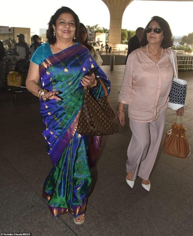 Hoa hậu thế giới chuẩn bị kết hôn với bạn trai kém 10 tuổi - 7
Bà Madhu Chopra - mẹ Priyanka diện trang phục truyền thống sang trọng