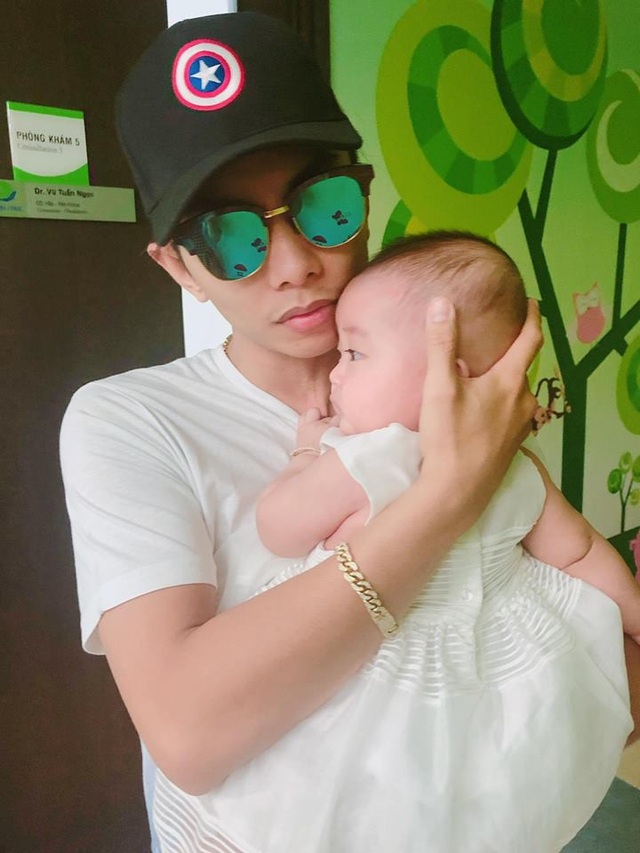 Khánh Thi được chồng trẻ 9x yêu chiều khiến bao người ghen tỵ - 3 Khánh Thi chia sẻ hình ảnh Phan Hiển chăm con khi cô vắng nhà.