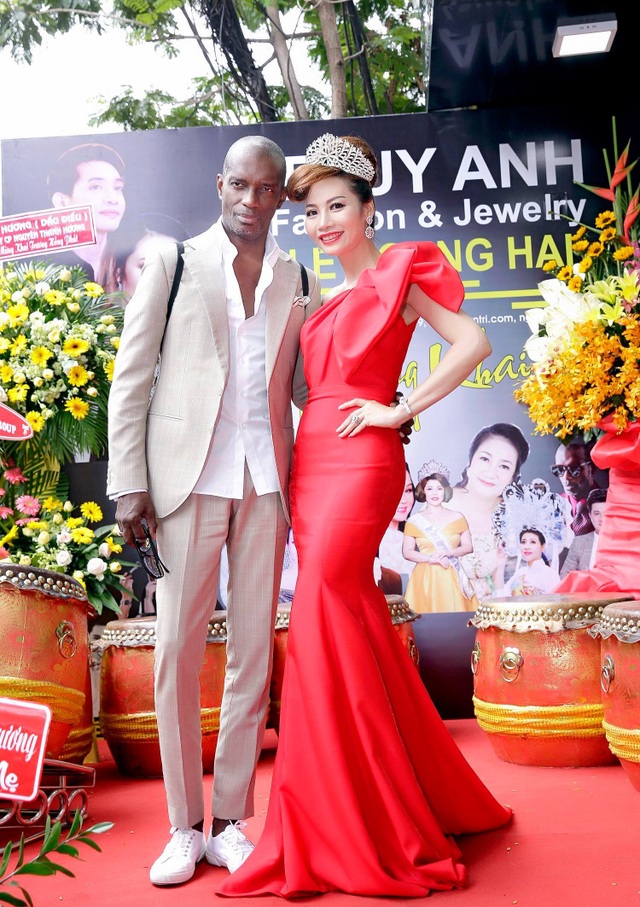 NTK Lê Hoàng Hải mở rộng đầu tư tại các thị trường thời trang lớn - 3 Giám đốc sáng tạo Henri Hubert đến chúc mừng NTK Lê Hoàng Hải cùng Á Hậu Thúy Anh