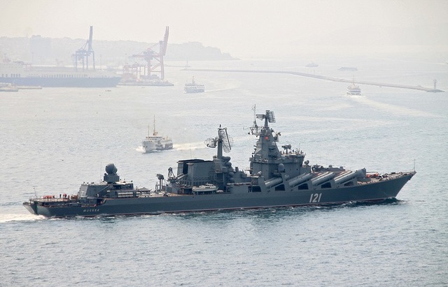 Ukraine muốn cấm tàu Nga qua eo biển Bosporus - 1 Một tàu chiến Nga đi qua eo biển Bosporus của Thổ Nhĩ Kỳ (Ảnh minh họa: EPA)