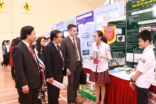 Hà Nội: Khai mạc cuộc thi Khoa học kĩ thuật cho học sinh THPT lần 8 - 2
Học sinh Trường THCS Dịch Vọng Hậu (quận Cầu Giấy, Hà Nội) đang giới thiệu về sản phẩm.