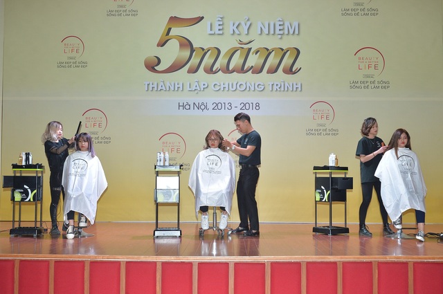 Hơn 2.000 học viên đã thay đổi cuộc đời nhờ chương trình “Làm đẹp để sống - Sống để làm đẹp” - 2
Các học viên tại Hà Nội trình bày kỹ năng đã được học