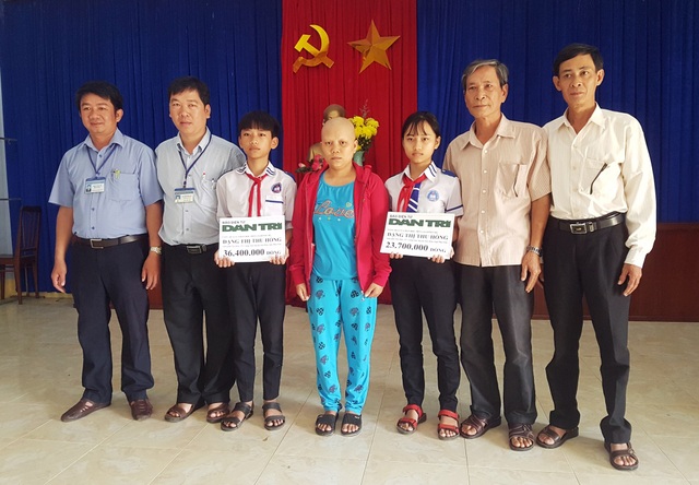 Bạn đọc giúp đỡ chị Đặng Thị Thu Hồng hơn 60 triệu đồng - 1 Chính quyền TT. Củng Sơn trao 60.100.000 đồng cho chị Nguyễn Thị Hồng