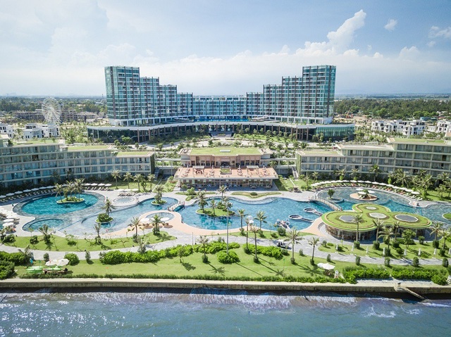 FLC Hotels & Resorts gây “sốt” với gói ưu đãi “1700 đêm phòng giá 0 đồng” - 2 Quần thể nghỉ dưỡng đẳng cấp 5 sao FLC Sầm Sơn
