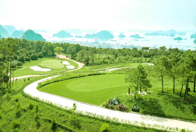FLC Hotels & Resorts gây “sốt” với gói ưu đãi “1700 đêm phòng giá 0 đồng” - 4 Sân golf 18 hố tại FLC Hạ Long sẽ mang đến những đường golf đầy thách thức