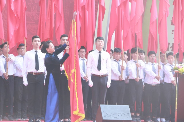 Chủ tịch Quốc hội Nguyễn Thị Kim Ngân dâng hoa ở ngôi trường 110 năm tuổi - 2
Nhà trường vinh dự được Đảng, Nhà nước trao tặng Huân chương Độc lập hạng Ba.