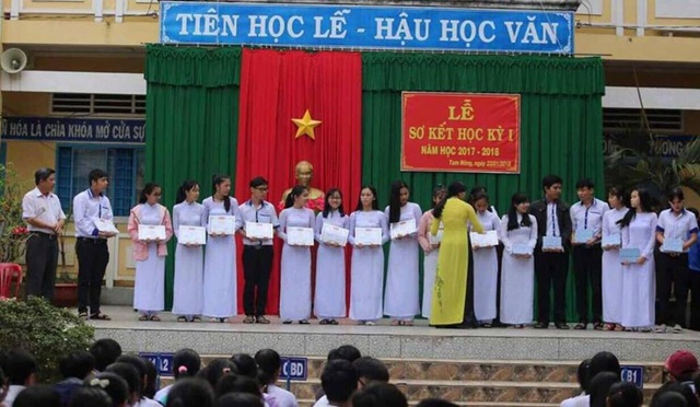 Cậu sinh viên năm nhất ngành Y lo phải bỏ học giữa chừng - 1
Nhờ bố trí thời gian học tập hợp lí, tập trung nghe thầy cô giảng bài trên lớp, trong suốt thời gian học phổ thông, Đại Hiển luôn có thành tích học tập rất tốt. (Trong ảnh: Đại Hiển đứng thứ hai bên trái trong một lần nhận giấy khen)