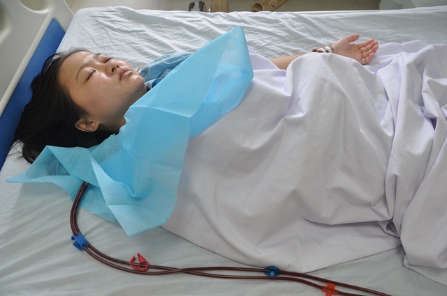 Tình cảnh nguy kịch của nữ sinh viên ĐH Bách Khoa bị suy thận giai đoạn cuối - 1 Bất ngờ phát hiện căn bệnh suy thận đã ở giai đoạn cuối, Thảo hiện đang phải lọc máu ở bệnh viện Thanh Nhàn.