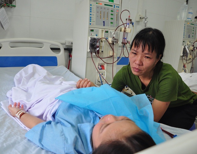 Tình cảnh nguy kịch của nữ sinh viên ĐH Bách Khoa bị suy thận giai đoạn cuối - 5 Con ơi đừng bỏ mẹ mà đi - Chị Huyền nghẹn ngào cầu xin ông trời đừng mang con gái đi.