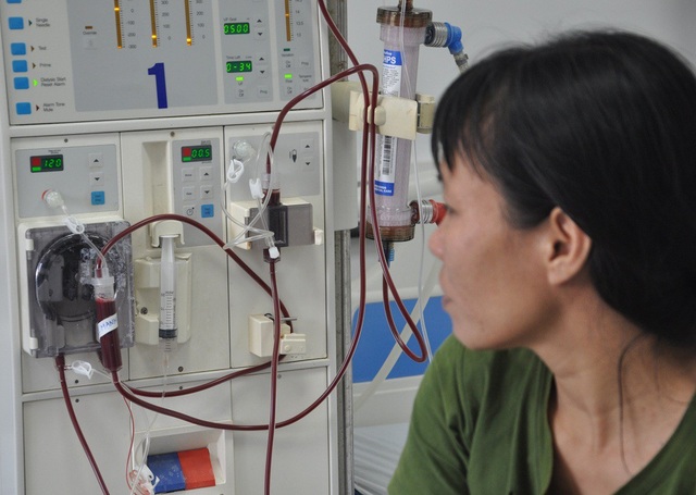 Tình cảnh nguy kịch của nữ sinh viên ĐH Bách Khoa bị suy thận giai đoạn cuối - 4 Sự sống của con giờ phụ thuộc vào những lần lọc máu.