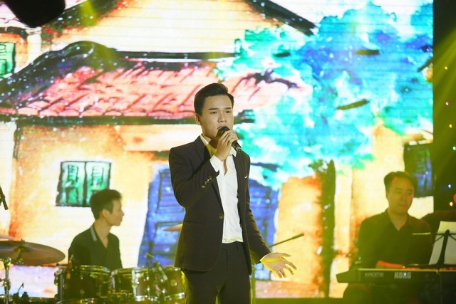 Á quân Tuyệt đỉnh song ca Hà My nghẹn ngào khóc trên vai của Duy Đạt - 4 Duy Đạt đầy cảm xúc với “Chiều một mình qua phố”