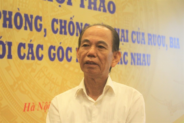 Chuyên gia: Thông qua Luật Phòng chống tác hại của rượu, bia là khai tử cả ngành (!) - 2 TS. Khải cho rằng, nếu thông qua dự luật này thì có nghĩa là tiêu diệt toàn bộ ngành rượu bia. (Ảnh: Hồng Vân)
