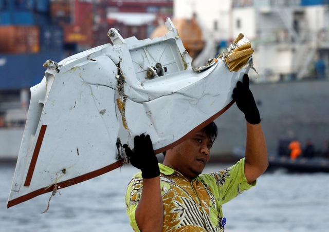 Thách thức tìm lời giải cho vụ rơi máy bay chở 189 người ở Indonesia - 1
Một mảnh vỡ được cho là của máy bay Indonesia gặp nạn được đưa lên bờ tại cảng Tanjung Priok, Jakarta. (Ảnh: Reuters)