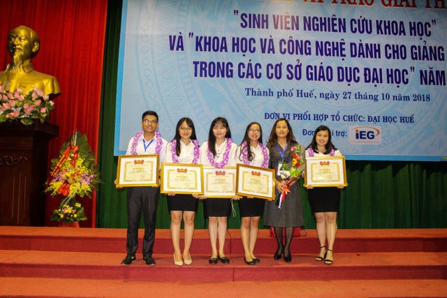 Chống lão hóa từ... phế phẩm - triển vọng mới từ công trình nghiên cứu của sinh viên - 3
Nhóm sinh viên cùng giảng viên hướng dẫn - TS. Nguyễn Lệ Hà - tại lễ trao giải.