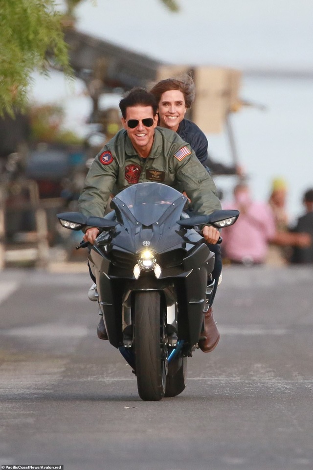 32 năm sau, Tom Cruise vẫn phong độ chạy xe phân khối lớn chở người đẹp - 1
Tom Cruise trên phim trường “Top Gun: Maverick” - phần phim tiếp theo của phần phim gốc “Top Gun” ra mắt hồi năm 1986. Trên phim trường hồi giữa tuần này ở Los Angeles, Tom Cruise xuất hiện bên cạnh bạn diễn Jennifer Connelly.