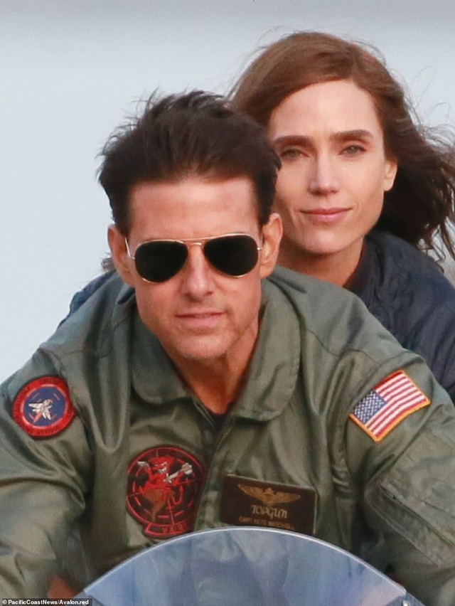 32 năm sau, Tom Cruise vẫn phong độ chạy xe phân khối lớn chở người đẹp - 12
Tom Cruise và mốt kính râm “phi công”, hay kính râm “cánh chuồn” gây sốt một thời.