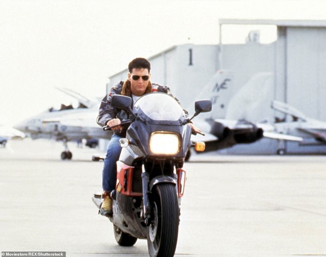 32 năm sau, Tom Cruise vẫn phong độ chạy xe phân khối lớn chở người đẹp - 14
Trong phần phim mới, nhân vật Maverick sẽ trong cương vị mới: đào tạo các phi công trẻ. Đạo diễn của phần phim này là Joseph Kosinski, phim dự kiến ra rạp năm 2020.