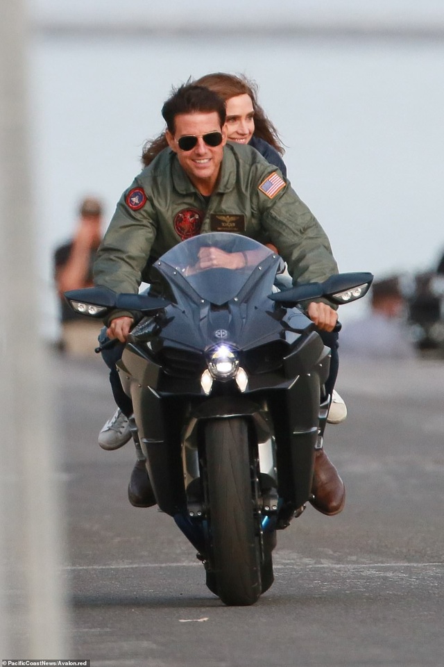 32 năm sau, Tom Cruise vẫn phong độ chạy xe phân khối lớn chở người đẹp - 2
Tom (56 tuổi) làm sống lại vai diễn Pete Mitchell, biệt danh Maverick, trong bộ phim hành động sắp ra mắt.
