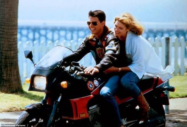32 năm sau, Tom Cruise vẫn phong độ chạy xe phân khối lớn chở người đẹp - 5
Cảnh phim gốc hồi năm 1986, Tom Cruise diễn xuất với bạn diễn Kelly McGillis (nay đã 61 tuổi).