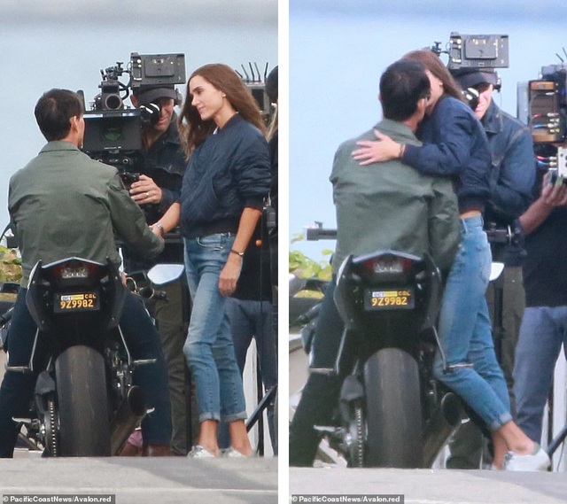 32 năm sau, Tom Cruise vẫn phong độ chạy xe phân khối lớn chở người đẹp - 7
Một pha tình cảm của hai diễn viên trước ống kính.