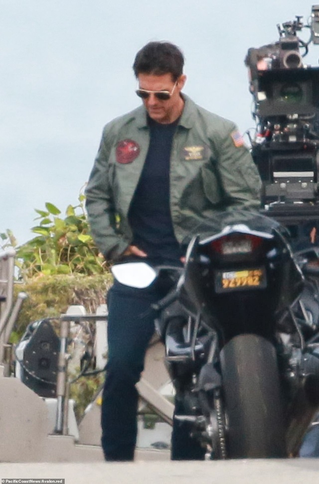 32 năm sau, Tom Cruise vẫn phong độ chạy xe phân khối lớn chở người đẹp - 9
Tom Cruise một thoáng trầm ngâm trên phim trường.