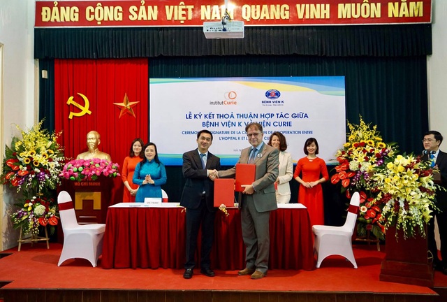 Việt Nam hợp tác với Pháp trong lĩnh vực điều trị ung thư - 1 TTND. PGS.TS. Nguyễn Thị Kim Tiến Bộ trưởng Bộ Y tế Việt Nam cùng GS.TS. Agnès Buzyn, Bộ trưởng Bộ Đoàn kết và Y tế, Cộng hòa Pháp chứng kiến lễ ký kết thỏa thuận hợp tác.