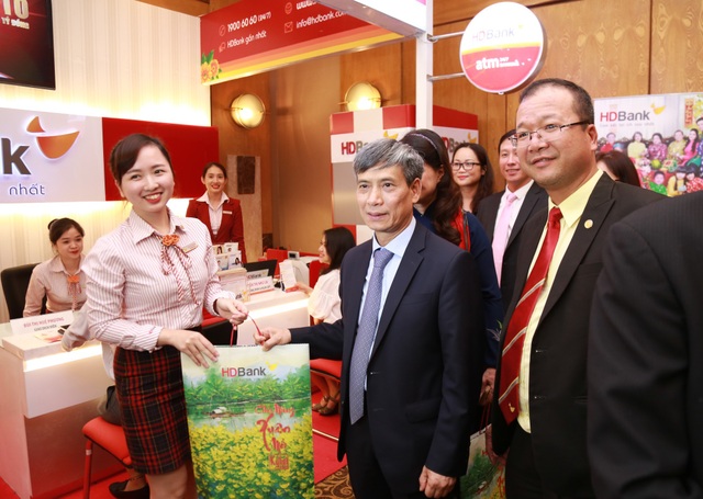 HDBank đạt giải Ngân hàng bán lẻ tiêu biểu năm 2018 - 3 Đại diện BTC ghé thăm quầy giao dịch của HDBank