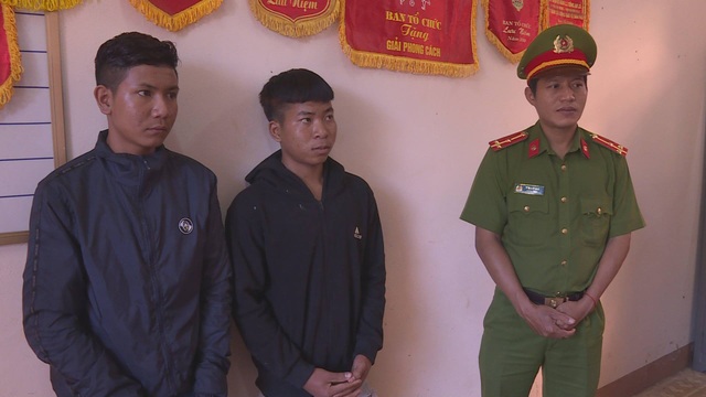 Nhậu xong, cả nhóm ra đường chặn đánh 1 thiếu nữ tử vong - 1 Y Trai Êban và Y Kuôk Niê thời điểm bị bắt giữ