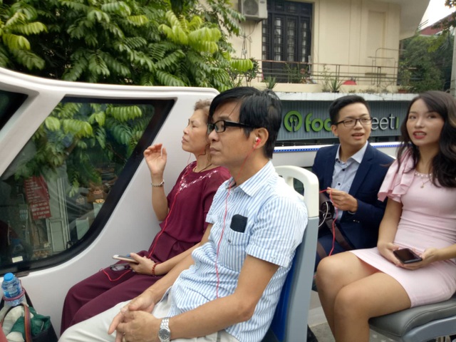 Du khách thích thú trải nghiệm buýt 2 tầng, mui trần giá 6 tỷ ở Hà Nội - 10 Có mặt từ khá sớm, xếp hàng mua vé miễn phí tham quan Hà Nội bằng buýt 2 tầng, ông Nguyễn Mạnh Hà (61 tuổi, Hàng Gà, Hà Nội) cho biết đây là lần đầu tiên ông được trải nghiệm tham quan Hà Nội bằng loại hình vận tải này. “Tôi và vợ có mặt từ 8h sáng, cảm giác được ngồi trên cao, ngắm nhìn các tuyến phố ở Hà Nội rất vui và thú vị”, ông Hà nói.