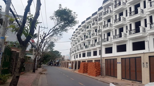Vụ hàng loạt cây xanh bị chặt hạ: Do vướng lối ra vào khu nhà phố thương gia! - 2 Những cây lim xẹt bị chặt “cây nằm ở vị trí trước cửa nhà”.