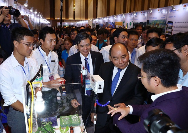 Chính phủ cũng nên tự hỏi vì sao người Việt lại ra nước ngoài khởi nghiệp - 1
Thủ tướng Nguyễn Xuân Phúc thăm gian hàng về sản phẩm nông nghiệp thông minh tại Techfest 2018.