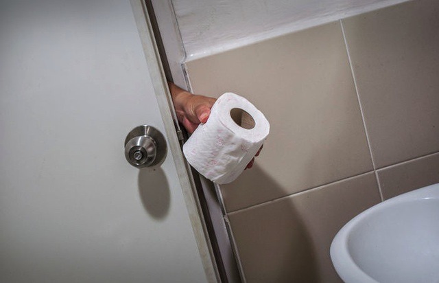 Người đàn ông bị bắt và phạt hơn 40 triệu đồng vì lấy cắp... một cuộn giấy vệ sinh - 1 Người đàn ông 64 tuổi bị phạt số tiền hơn 41 triệu đồng vì lấy cắp cuộc giấy vệ sinh từ nhà vệ sinh công cộng trong bệnh viện (Ảnh minh họa)