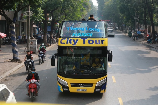 Du khách thích thú trải nghiệm buýt 2 tầng, mui trần giá 6 tỷ ở Hà Nội - 14 Xe buýt hai tầng di chuyển trên đường phố Hà Nội và thu hút nhiều sự chú ý của người đi đường