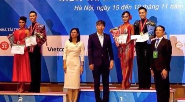 Kiện tướng dancesport Khánh Thi bức xúc khi học trò đoạt giải nhất lại nhận… giải nhì - 4 Tuy nhiên, khi lên bục thì cả hai lại đứng ở hạng Nhì. (Ảnh clip)