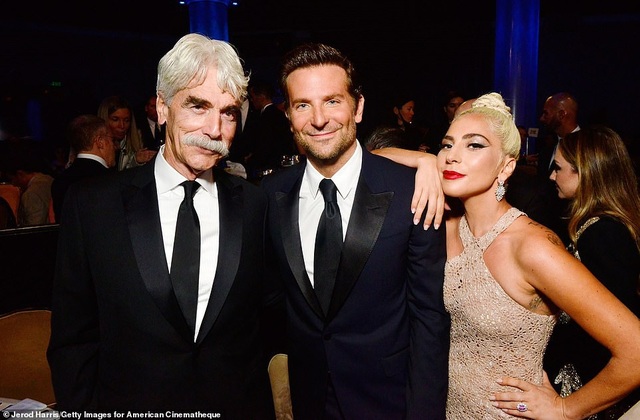 Lady Gaga thanh lịch tới bất ngờ - 9
A Star Is Born là một phim nói về nghệ sỹ Jackson Maine (Bradley Cooper thủ vai) - người đã phát hiện ra tài năng của ca sỹ Ally (Lady Gaga thủ vai) và sau đó đem lòng yêu cô ấy.