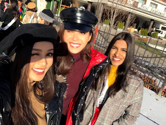 Minh Tú phản ứng thế nào sau khi bị tố "mua giải" ở Miss Supranational - 2 Minh Tú tươi cười rạng rỡ bên các thí sinh nước bạn