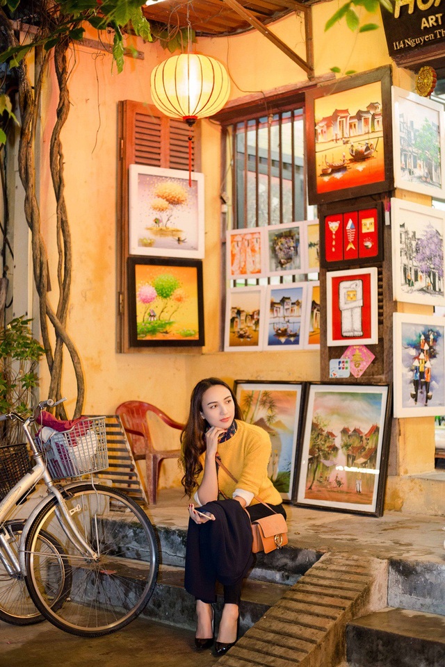 Cùng hoa hậu Ngọc Diễm khám phá Hội An ngày đầu đông - 3 Ngọc Diễm tâm sự, cô thích dạo qua những con phố trưng bày tranh, các tiệm may và quán cà phê mở nhạc giao hưởng ở Hội An.