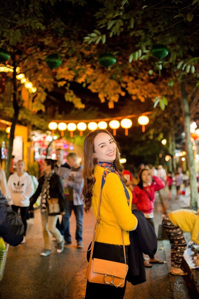Cùng hoa hậu Ngọc Diễm khám phá Hội An ngày đầu đông - 2 Tại đây, bà mẹ một con còn ghi lại cảnh đèn lồng rực rỡ, một nét đặc trưng trong khu đi bộ của phố cổ.