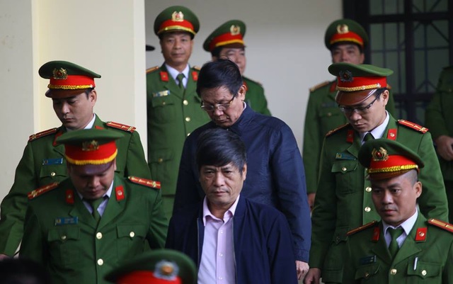 Cựu tướng Phan Văn Vĩnh nhập viện, xin tuyên án vắng mặt - 1 Bị cáo Nguyễn Thanh Hóa (đi trước) và Phan Văn Vĩnh vào phòng xử án sáng 30/11.