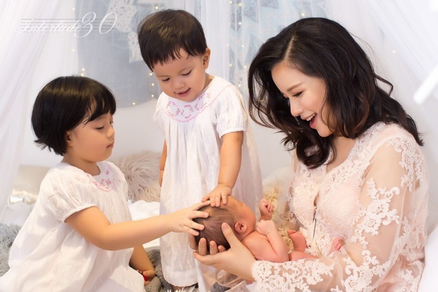 Công nghệ đột phá giải quyết nỗi lo âu về khử trùng bình sữa - 3 Biên tập viên Minh Trang cùng các con