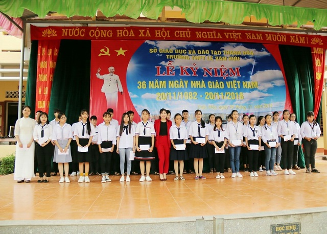 Nữ doanh nhân trao tặng 30 suất học bổng cho các em học sinh nghèo hiếu học.