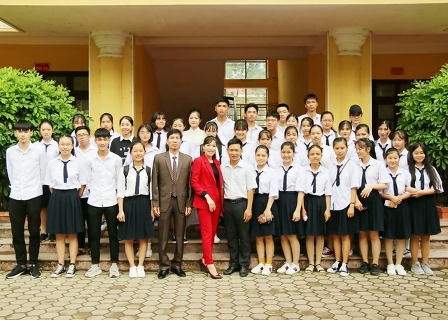 Về thăm trường cũ, nữ doanh nhân trẻ tặng học bổng đến học sinh hiếu học - 4