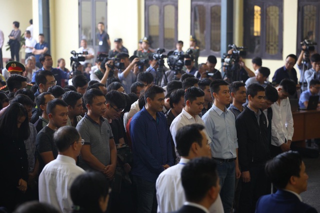 Tuyên phạt cựu Trung tướng Phan Văn Vĩnh 9 năm tù - 3
Các bị cáo đang nghe tòa tuyên án