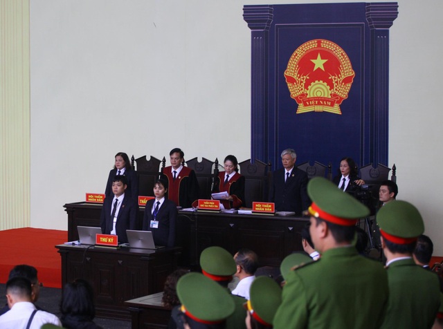 Tuyên phạt cựu Trung tướng Phan Văn Vĩnh 9 năm tù - 2
HĐXX đang tuyên án