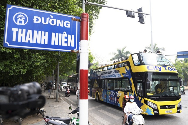 Du khách thích thú trải nghiệm buýt 2 tầng, mui trần giá 6 tỷ ở Hà Nội - 3 Ông Nguyễn Tất Hiếu, đại diện công ty Vietnamtourism-Hanoi – đơn vị đầu tư, khai thác tuyến bus mới này cho biết, cả 3 xe buýt 2 tầng đều đạt tiêu chuẩn khí thải Euro 4, mỗi xe giá 6-7 tỷ đồng. Xe sẽ được chạy thử nghiệm miễn phí đón tiếp du khách trong và ngoài nước tham quan Hà Nội trong các ngày từ 30/11-2/12 trước khi đi vào chạy chính thức.