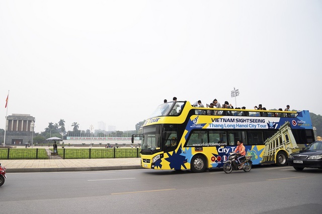 Du khách thích thú trải nghiệm buýt 2 tầng, mui trần giá 6 tỷ ở Hà Nội - 5 Xe được sơn màu vàng, xanh, có hai màn hình led lớn để hướng dẫn và giới thiệu danh lam thắng cảnh và được trang bị camera giám sát, điều hòa, thiết bị định vị.