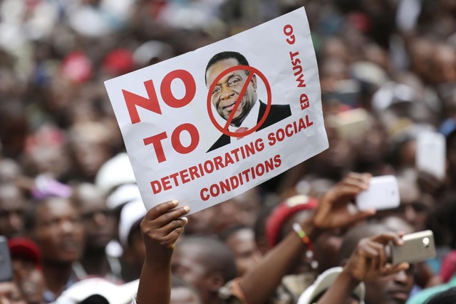 Chính phủ Zimbabwe thất hứa với dân, nền kinh tế ngày càng sa sút - 2 Người dân Zimbabwe không còn tin tưởng vào những lời nói dối trá của Tổng thống đương nhiệm. (Nguồn: Claremore Daily Progress)